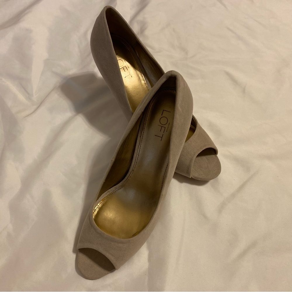 LOFT Vegan Faux Suede Peep Toe Pumps Sz 9 excellent condition. Comfortable shoe - Picture 3 of 16